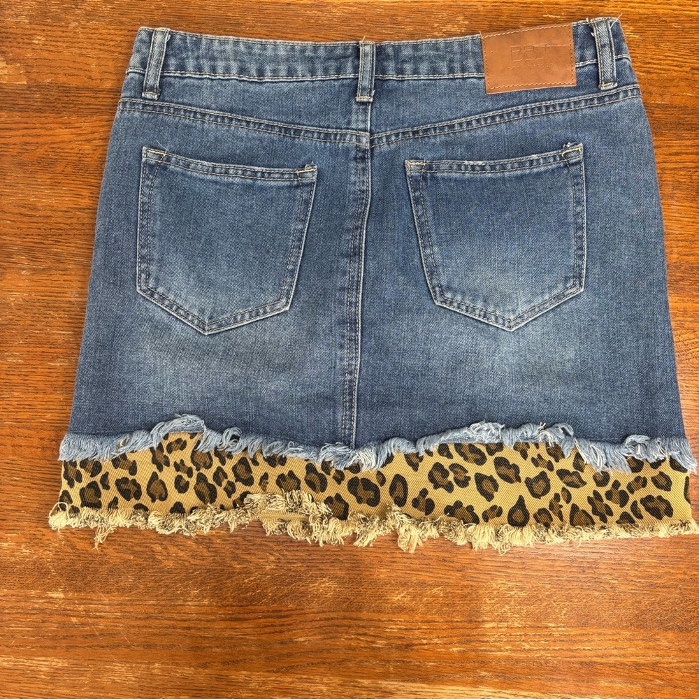 BBJ Los Angeles Leopard Trim Distressed Denim Mini Skirt Womens Size M - Picture 3 of 7